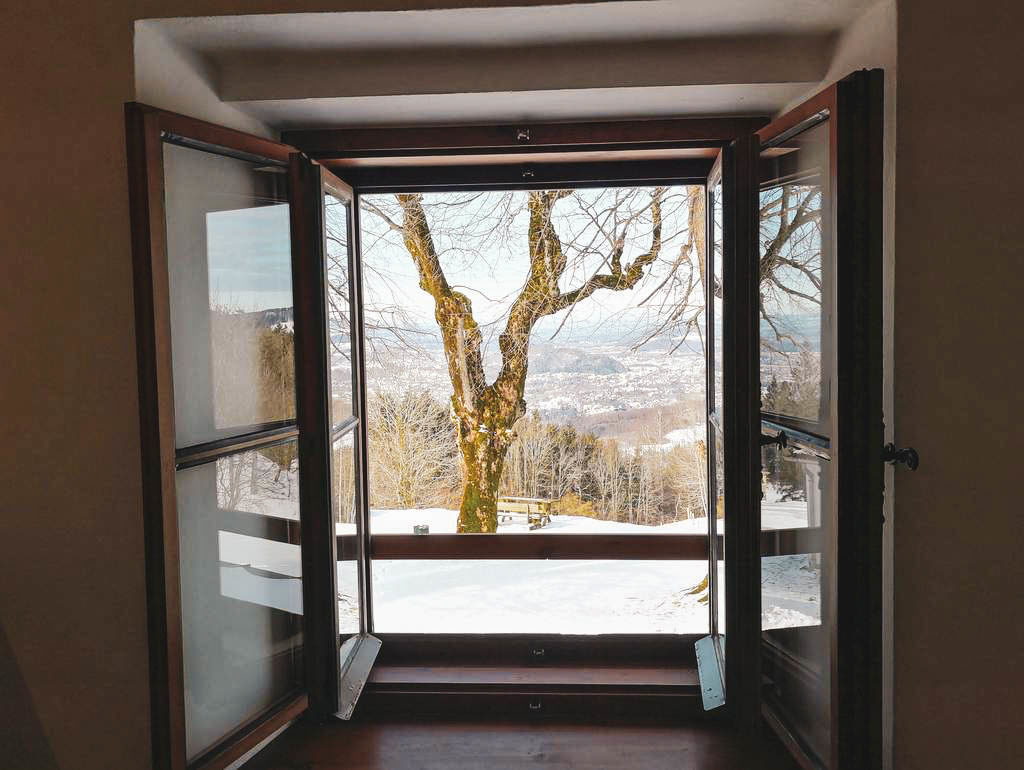 Blick durch ein Fenster auf Salzburg