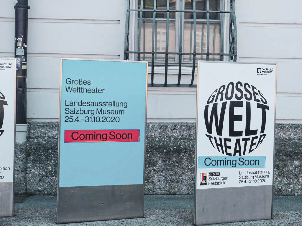 Plakatständer vor dem Salzburg Museum